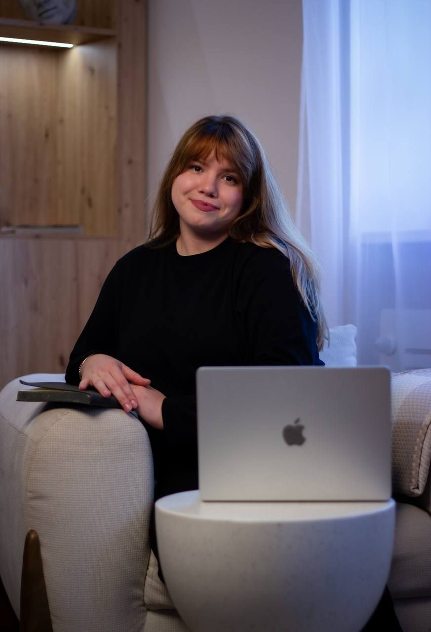 Olena Berezhna z laptopem