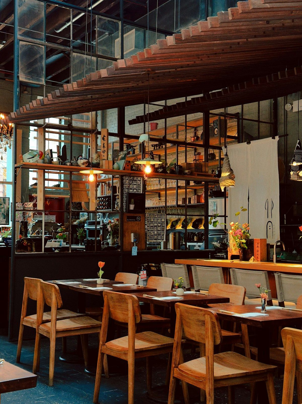 Zdjęcie poglądowe: wnętrze restauracji z drewnianymi stolikami